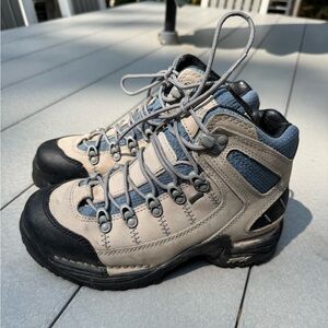 Like New Women’s Danner GTX Hiking Boots size 6.5